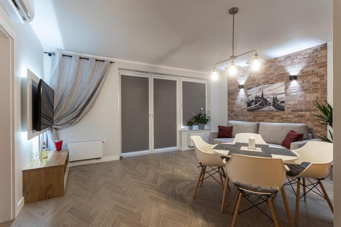B&W Luxurious Apartment In The Center Of Вроцлав Экстерьер фото
